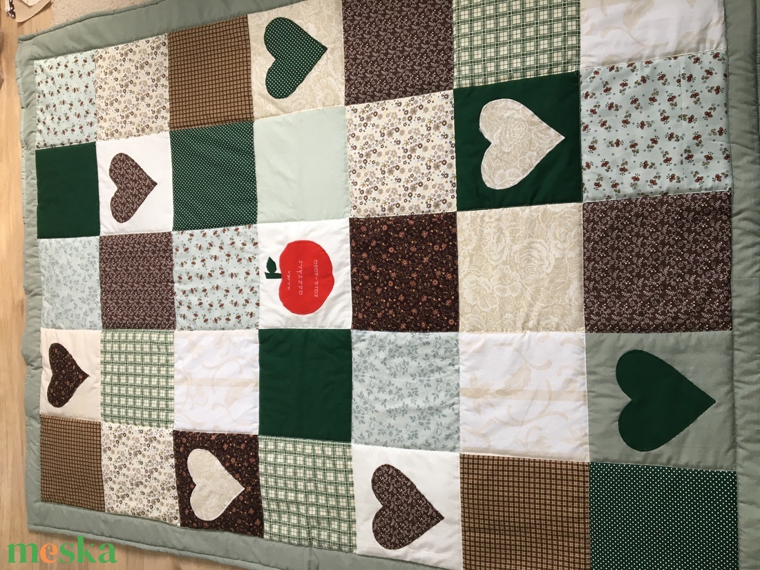 Zöld kockás patchwork takaró kockákból, falvédőnek is alk. szívecskékkel - otthon & életmód - lakástextil - felnőtt takaró, pléd - Meska.hu Zöld kockás patchwork takaró kockákból, falvédőnek is alk. szívecskékkel - otthon & életmód - lakástextil - felnőtt takaró, pléd - Meska.hu