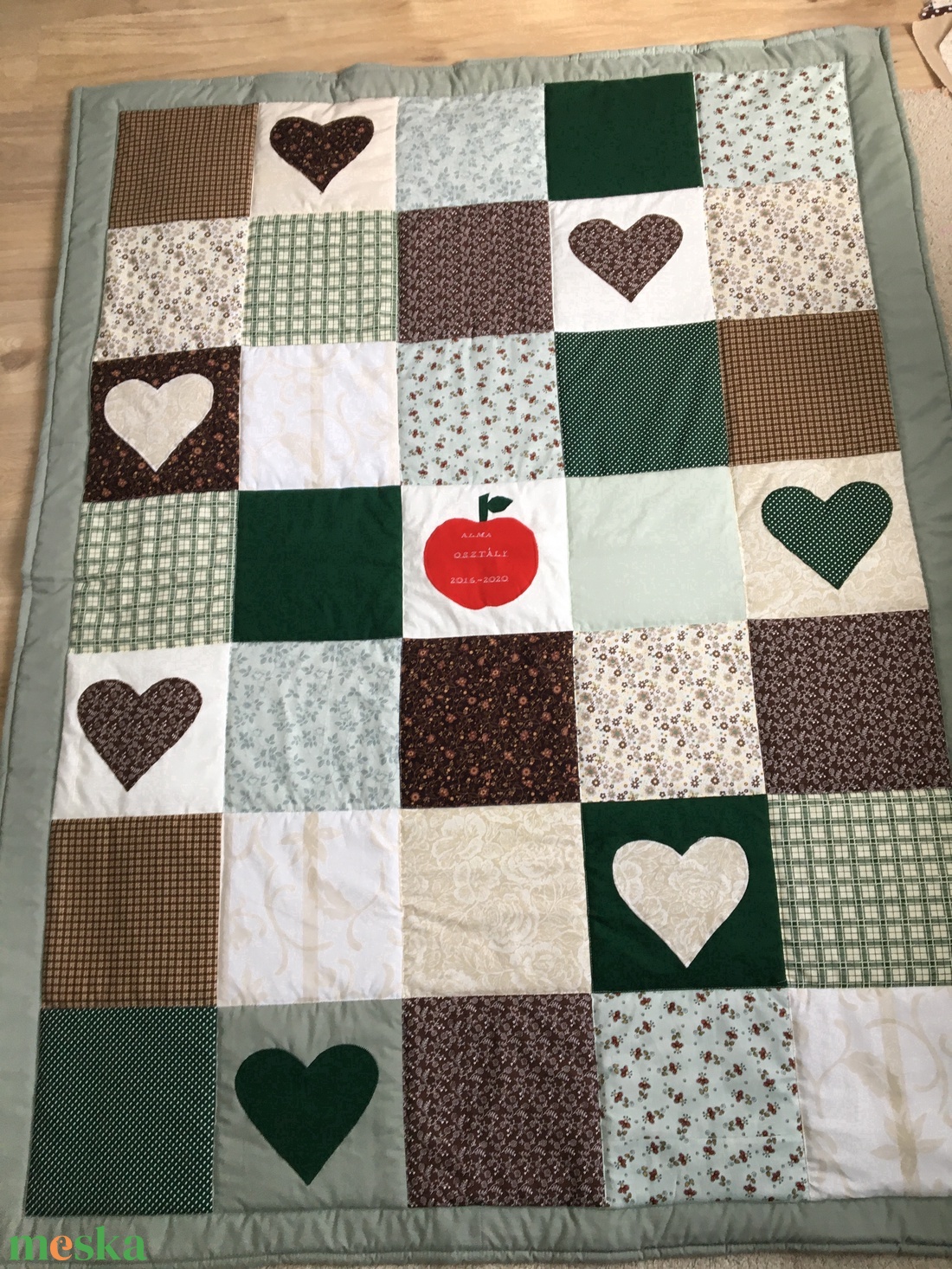 Zöld kockás patchwork takaró kockákból, falvédőnek is alk. szívecskékkel - otthon & életmód - lakástextil - felnőtt takaró, pléd - Meska.hu Zöld kockás patchwork takaró kockákból, falvédőnek is alk. szívecskékkel - otthon & életmód - lakástextil - felnőtt takaró, pléd - Meska.hu