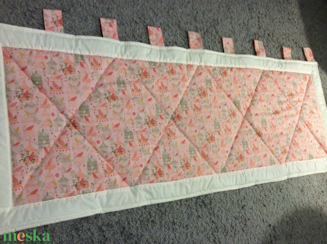 Patchwork falvédő, takaró rózsaszín-bézs, madaras mintával - otthon & életmód - babaszoba, gyerekszoba - falvédő gyerekszobába - Meska.hu