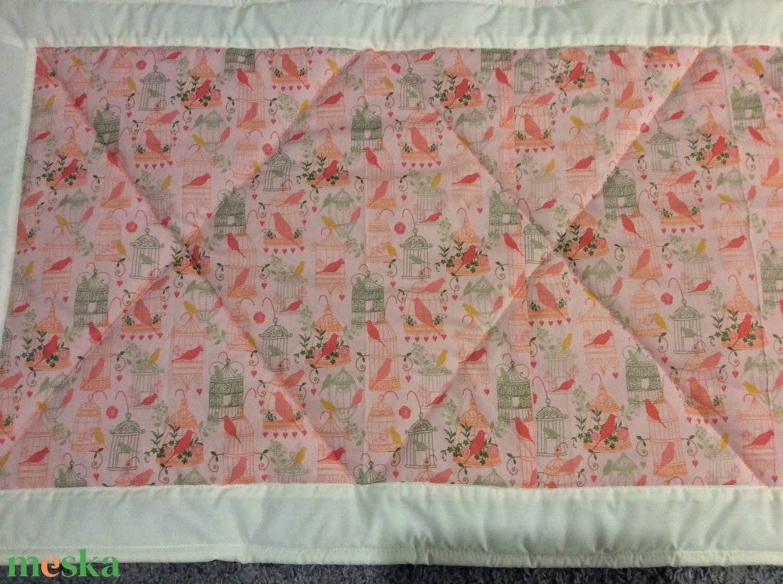 Patchwork falvédő, takaró rózsaszín-bézs, madaras mintával - otthon & életmód - babaszoba, gyerekszoba - falvédő gyerekszobába - Meska.hu