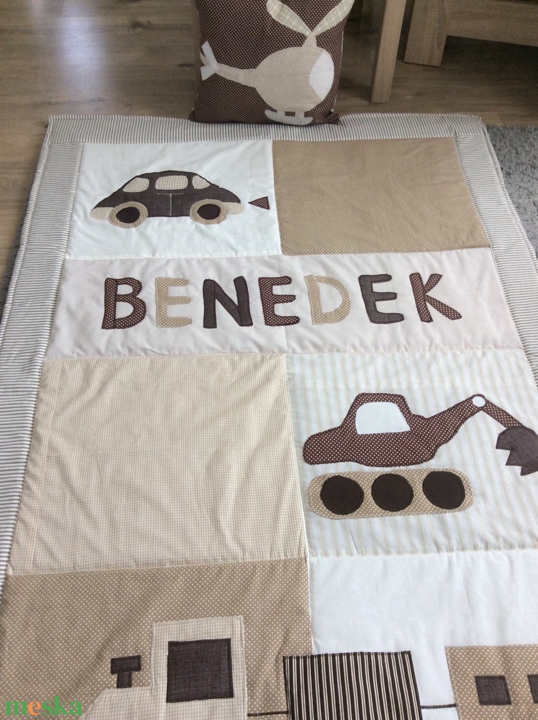 Járműves patchwork  takaró, bézs-barna falvédőnek is megfelel,  - otthon & életmód - babaszoba, gyerekszoba - falvédő gyerekszobába - Meska.hu