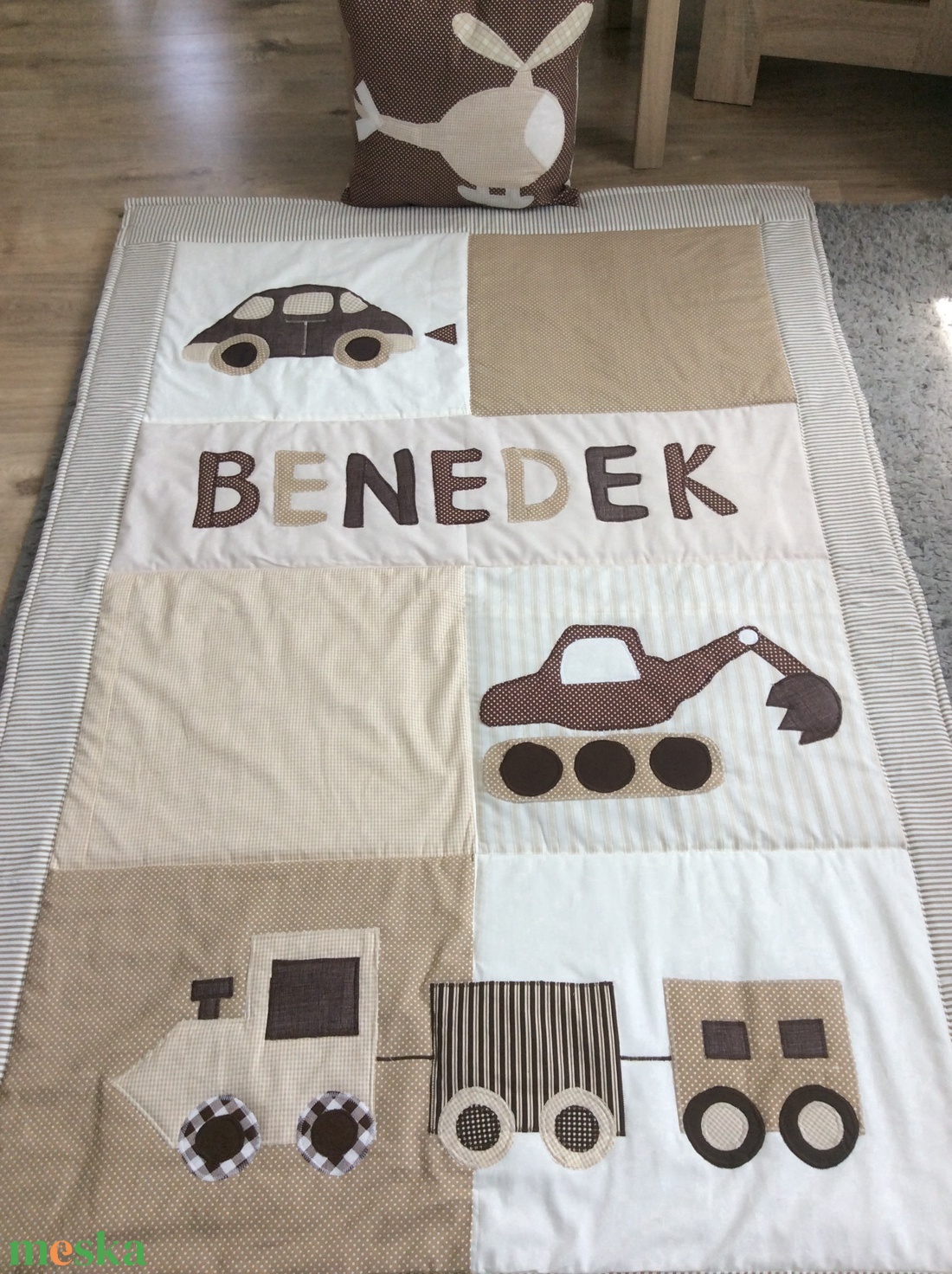 Járműves patchwork  takaró, bézs-barna falvédőnek is megfelel,  - otthon & életmód - babaszoba, gyerekszoba - falvédő gyerekszobába - Meska.hu