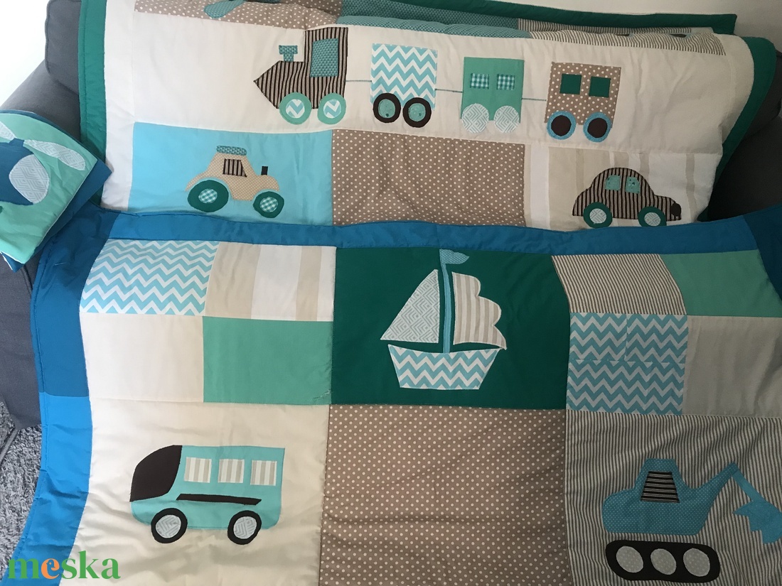 Járműves patchwork falvédő, autó, traktor, helikopter. Szett türkiz kék, zöld - otthon & életmód - babaszoba, gyerekszoba - falvédő gyerekszobába - Meska.hu Járműves patchwork falvédő, autó, traktor, helikopter. Szett türkiz kék, zöld - otthon & életmód - babaszoba, gyerekszoba - falvédő gyerekszobába - Meska.hu