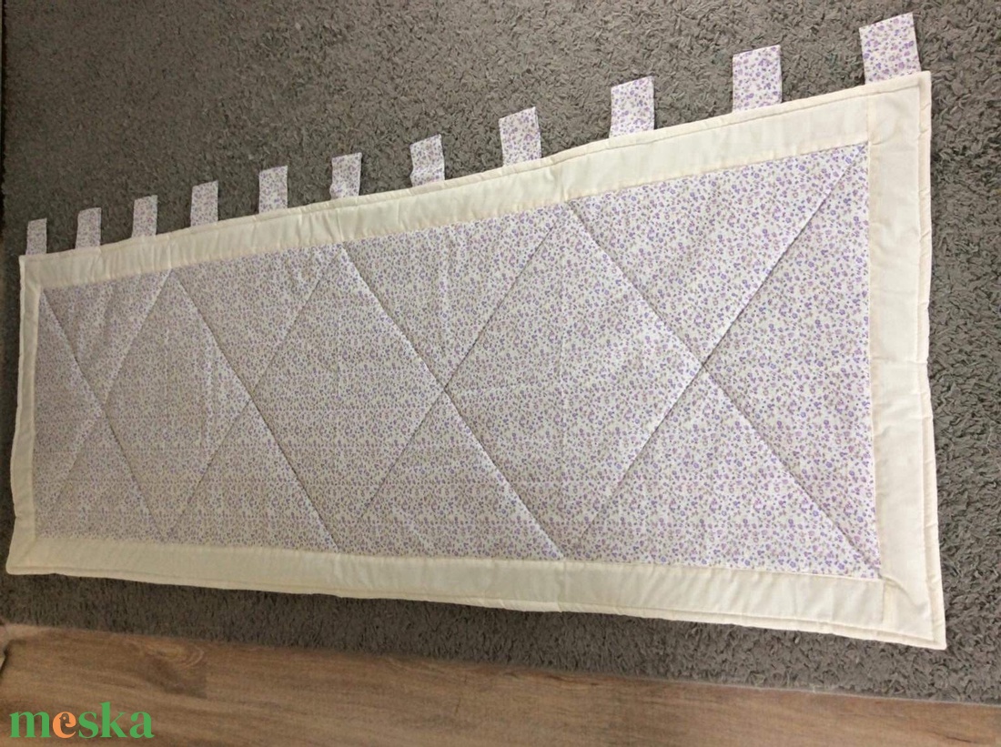 Patchwork falvédő, takaró lila-bézs, kisvirágos mintával - otthon & életmód - babaszoba, gyerekszoba - falvédő gyerekszobába - Meska.hu