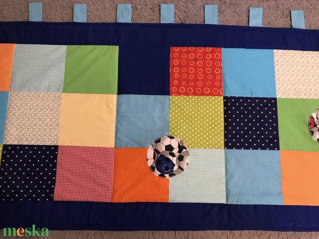 Színes patchwork falvédő, takaró foci labdával - otthon & életmód - babaszoba, gyerekszoba - falvédő gyerekszobába - Meska.hu Színes patchwork falvédő, takaró foci labdával - otthon & életmód - babaszoba, gyerekszoba - falvédő gyerekszobába - Meska.hu