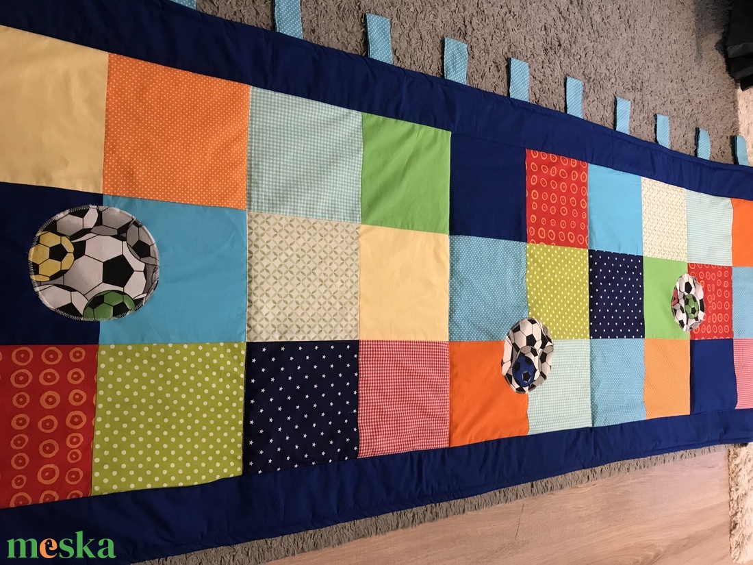 Színes patchwork falvédő, takaró foci labdával - otthon & életmód - babaszoba, gyerekszoba - falvédő gyerekszobába - Meska.hu Színes patchwork falvédő, takaró foci labdával - otthon & életmód - babaszoba, gyerekszoba - falvédő gyerekszobába - Meska.hu