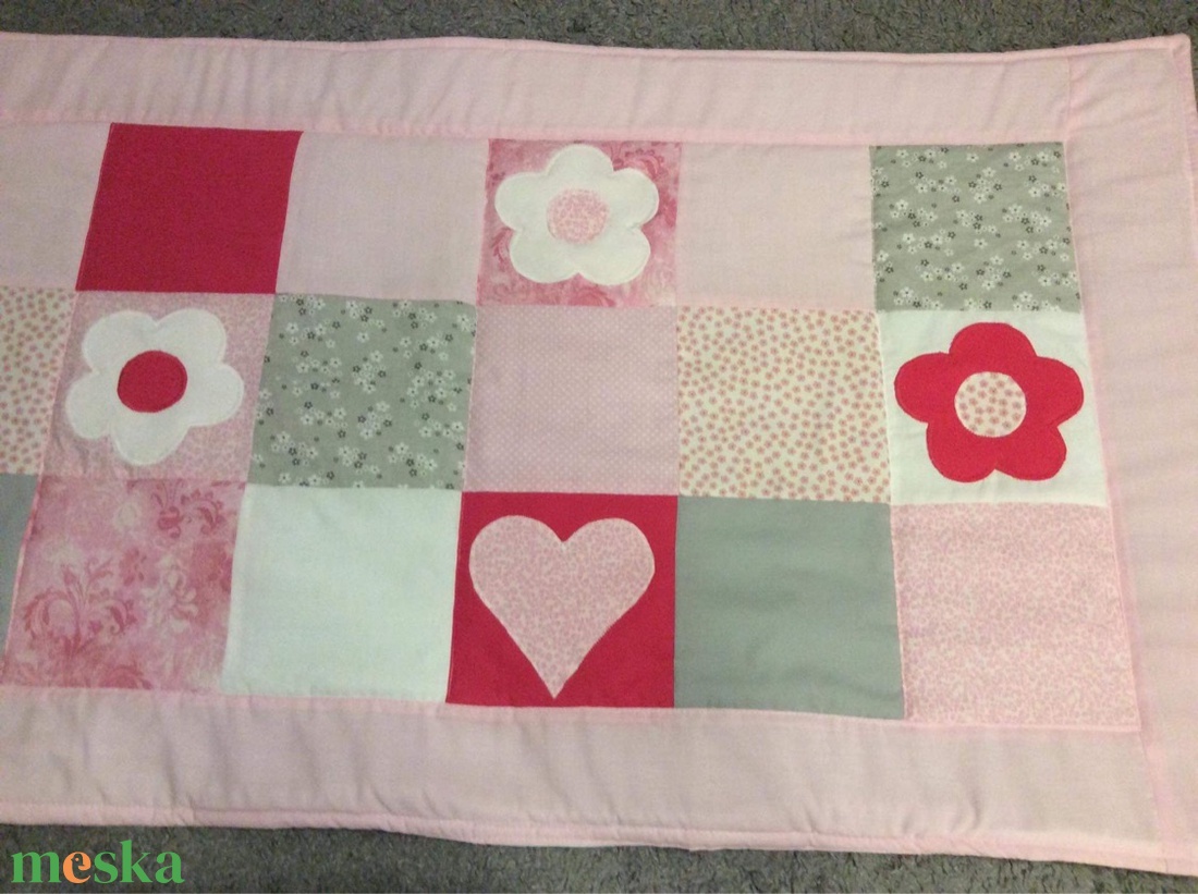Patchwork falvédő, takaró pink-fehér kisvirággal-szívecskével mintával - otthon & életmód - babaszoba, gyerekszoba - falvédő gyerekszobába - Meska.hu Patchwork falvédő, takaró pink-fehér kisvirággal-szívecskével mintával - otthon & életmód - babaszoba, gyerekszoba - falvédő gyerekszobába - Meska.hu