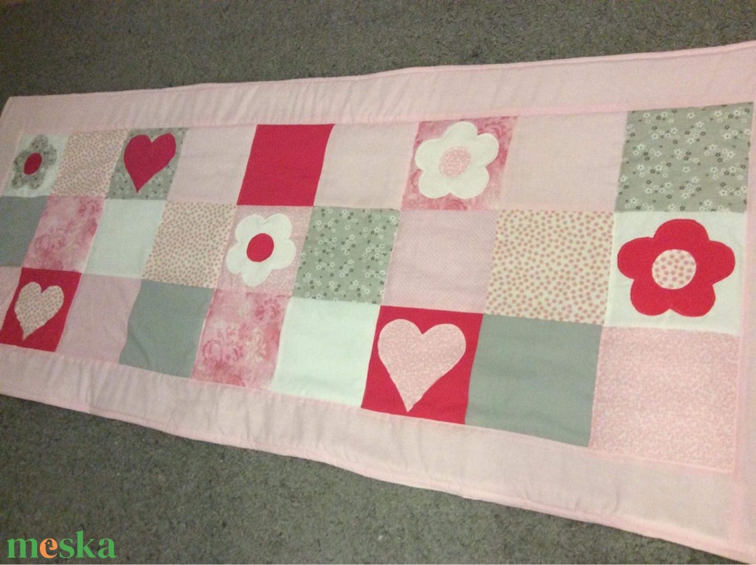 Patchwork falvédő, takaró pink-fehér kisvirággal-szívecskével mintával - otthon & életmód - babaszoba, gyerekszoba - falvédő gyerekszobába - Meska.hu Patchwork falvédő, takaró pink-fehér kisvirággal-szívecskével mintával - otthon & életmód - babaszoba, gyerekszoba - falvédő gyerekszobába - Meska.hu