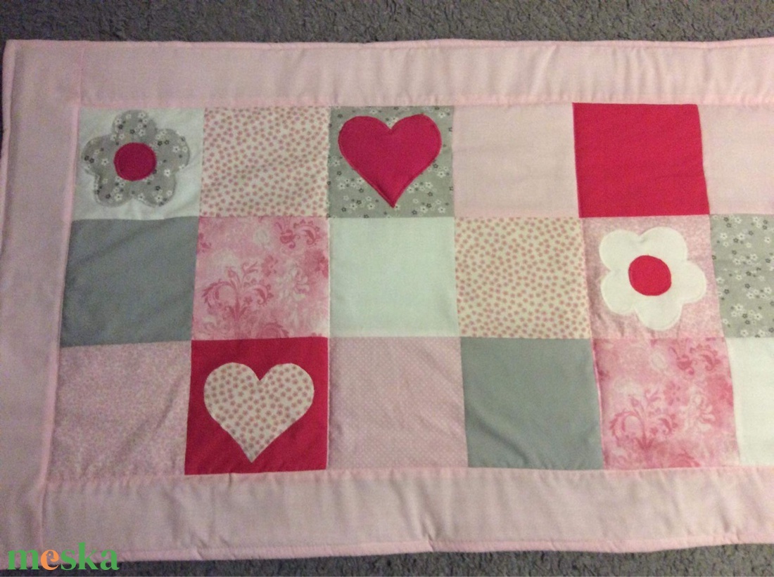 Patchwork falvédő, takaró pink-fehér kisvirággal-szívecskével mintával - otthon & életmód - babaszoba, gyerekszoba - falvédő gyerekszobába - Meska.hu Patchwork falvédő, takaró pink-fehér kisvirággal-szívecskével mintával - otthon & életmód - babaszoba, gyerekszoba - falvédő gyerekszobába - Meska.hu