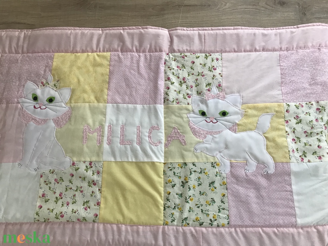  Rózsaszín-sárga patchwork, falvédő,  cica-virág motívummal - otthon & életmód - babaszoba, gyerekszoba - babatakaró, gyerek pléd - Meska.hu