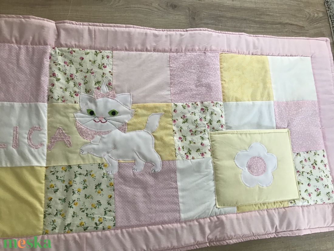  Rózsaszín-sárga patchwork, falvédő,  cica-virág motívummal - otthon & életmód - babaszoba, gyerekszoba - babatakaró, gyerek pléd - Meska.hu