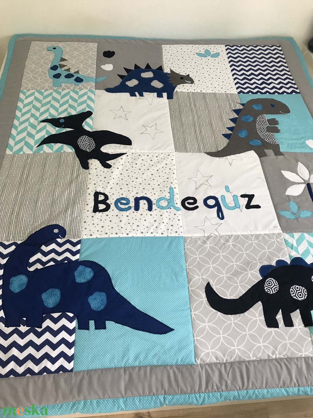 Dinós patchwork falvédő, takaró türkiz - otthon & életmód - babaszoba, gyerekszoba - falvédő gyerekszobába - Meska.hu Dinós patchwork falvédő, takaró türkiz - otthon & életmód - babaszoba, gyerekszoba - falvédő gyerekszobába - Meska.hu