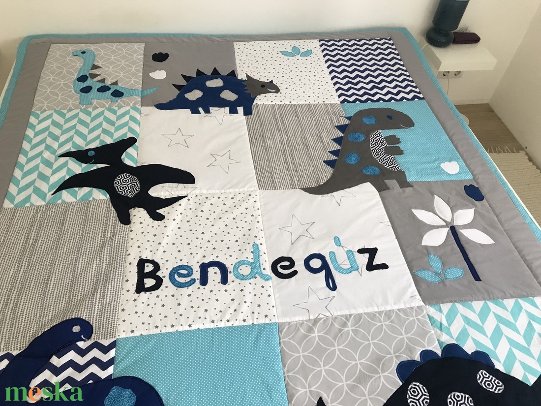 Dinós patchwork falvédő, takaró türkiz - otthon & életmód - babaszoba, gyerekszoba - falvédő gyerekszobába - Meska.hu Dinós patchwork falvédő, takaró türkiz - otthon & életmód - babaszoba, gyerekszoba - falvédő gyerekszobába - Meska.hu