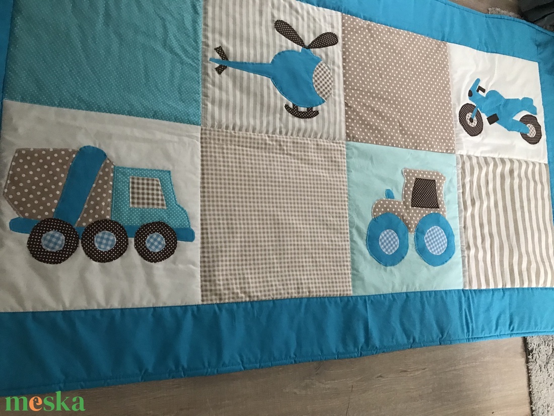 Járműves patchwork falvédő, takaró járművekkel kék - otthon & életmód - babaszoba, gyerekszoba - falvédő gyerekszobába - Meska.hu Járműves patchwork falvédő, takaró járművekkel kék - otthon & életmód - babaszoba, gyerekszoba - falvédő gyerekszobába - Meska.hu
