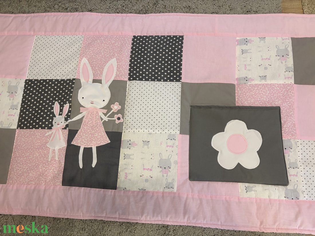 Nyuszis patchwork falvédő zsebekkel - baba - mama - babaszoba dekoráció - falvédő gyerekszobába - Meska.hu