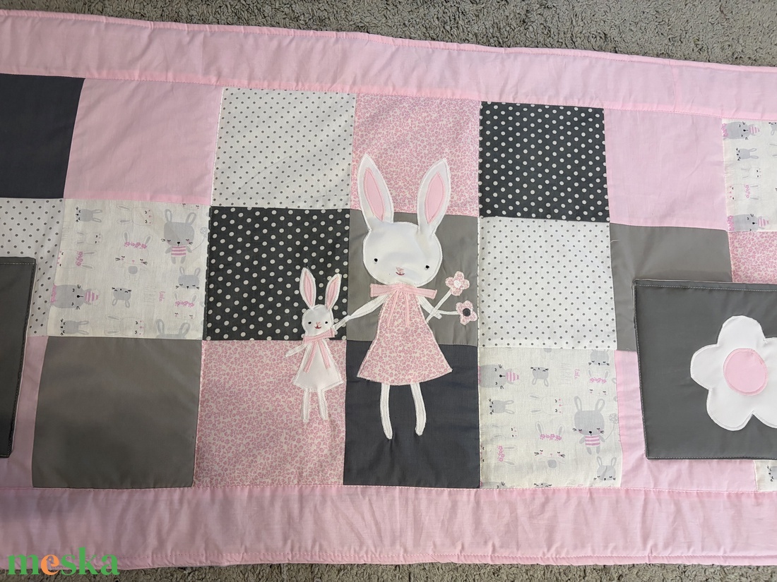 Nyuszis patchwork falvédő zsebekkel - baba - mama - babaszoba dekoráció - falvédő gyerekszobába - Meska.hu