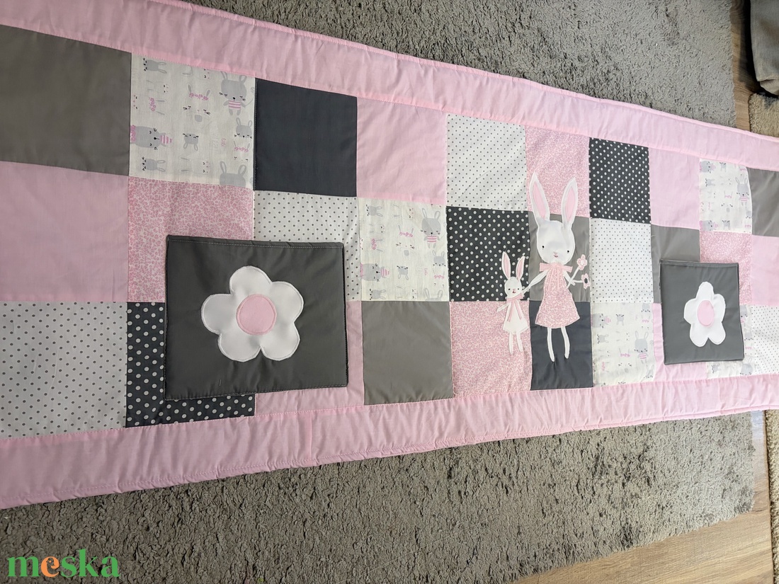 Nyuszis patchwork falvédő zsebekkel - baba - mama - babaszoba dekoráció - falvédő gyerekszobába - Meska.hu