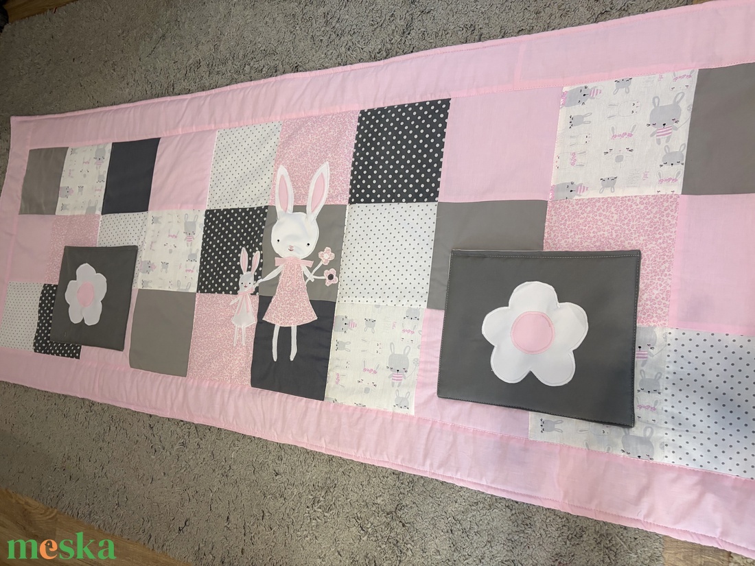 Nyuszis patchwork falvédő zsebekkel - baba - mama - babaszoba dekoráció - falvédő gyerekszobába - Meska.hu