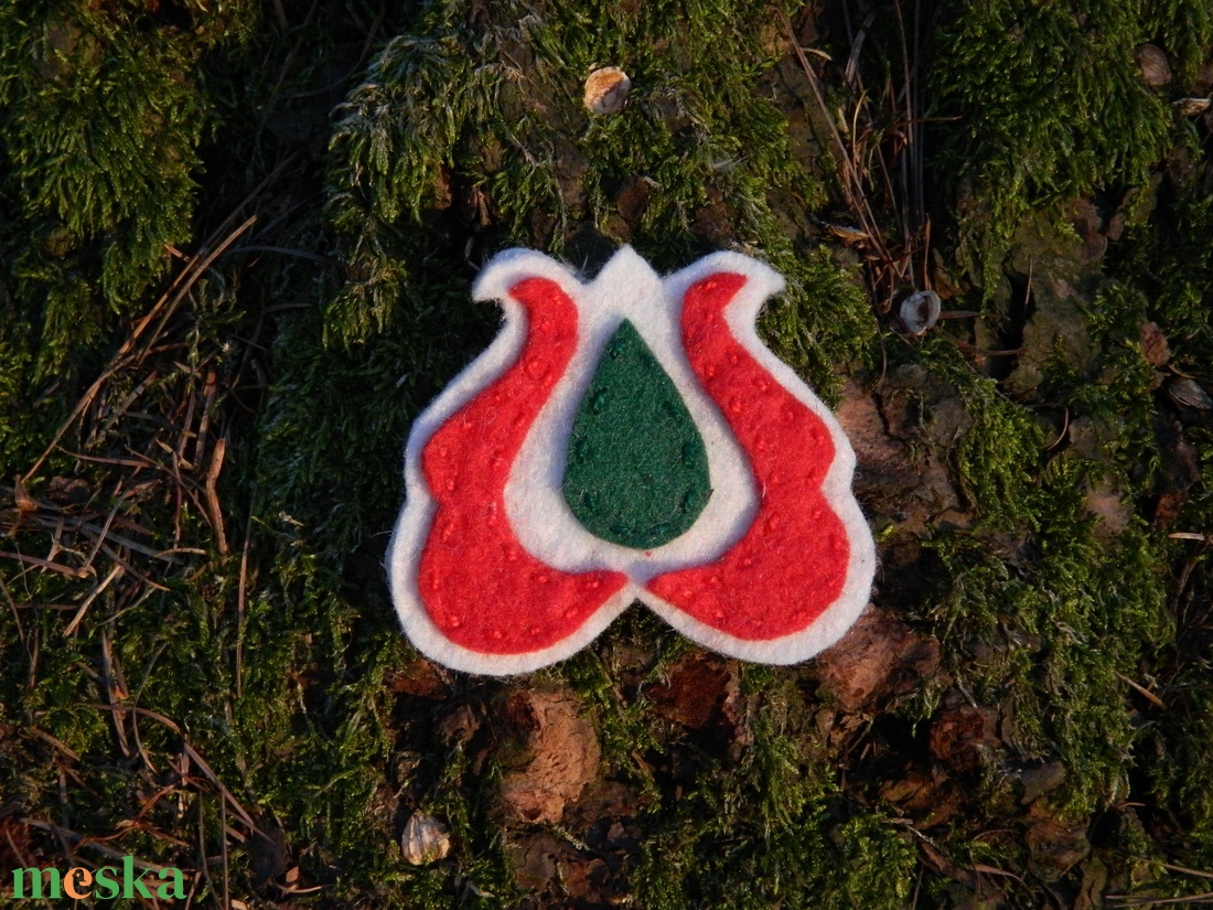 Tulipános kokárda - ékszer - kitűző és bross - kitűző - Meska.hu Tulipános kokárda - ékszer - kitűző és bross - kitűző - Meska.hu