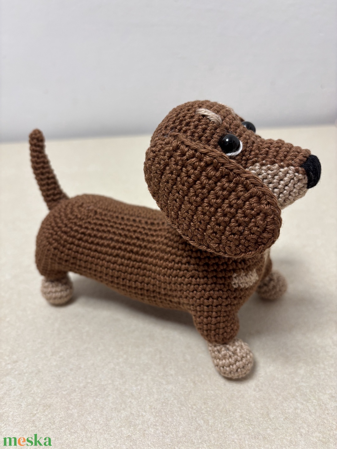 Horgolt tacskó kutyus BARNA - játék & sport - plüssállat & játékfigura - kutya - Meska.hu