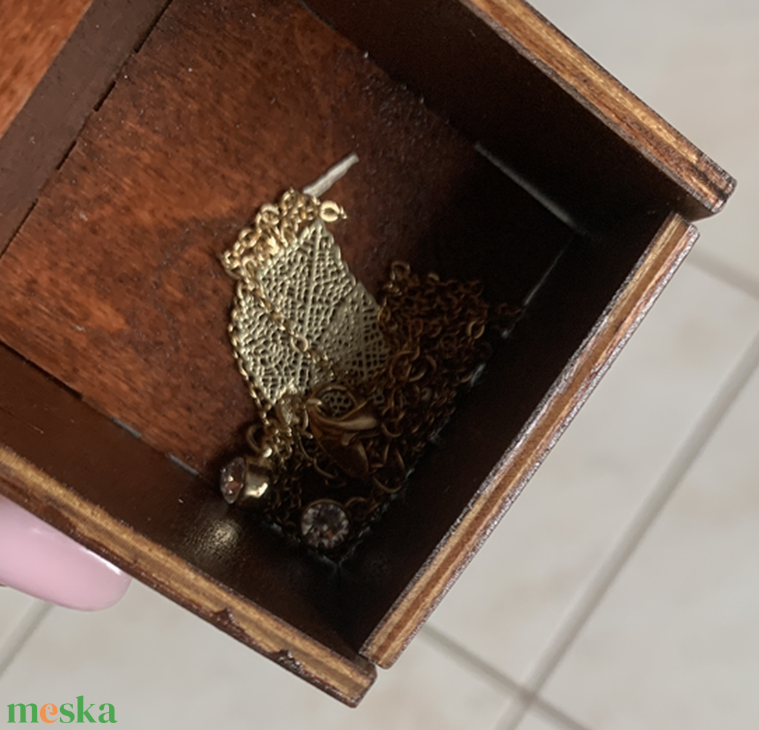 Ajándékátadó dobozka - a teteje kézzel festett. - művészet - festmény - akril - Meska.hu