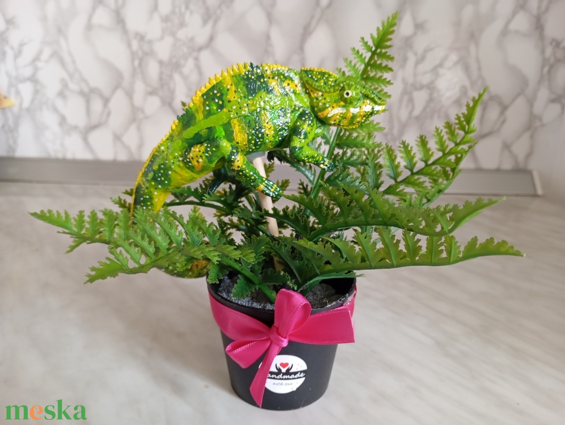 Egyedi, kézműves művirág cserépben Zöld Kaméleonos díszítéssel - otthon & életmód - dekoráció - asztal és polc dekoráció - florárium, terrárium - Meska.hu Egyedi, kézműves művirág cserépben Zöld Kaméleonos díszítéssel - otthon & életmód - dekoráció - asztal és polc dekoráció - florárium, terrárium - Meska.hu