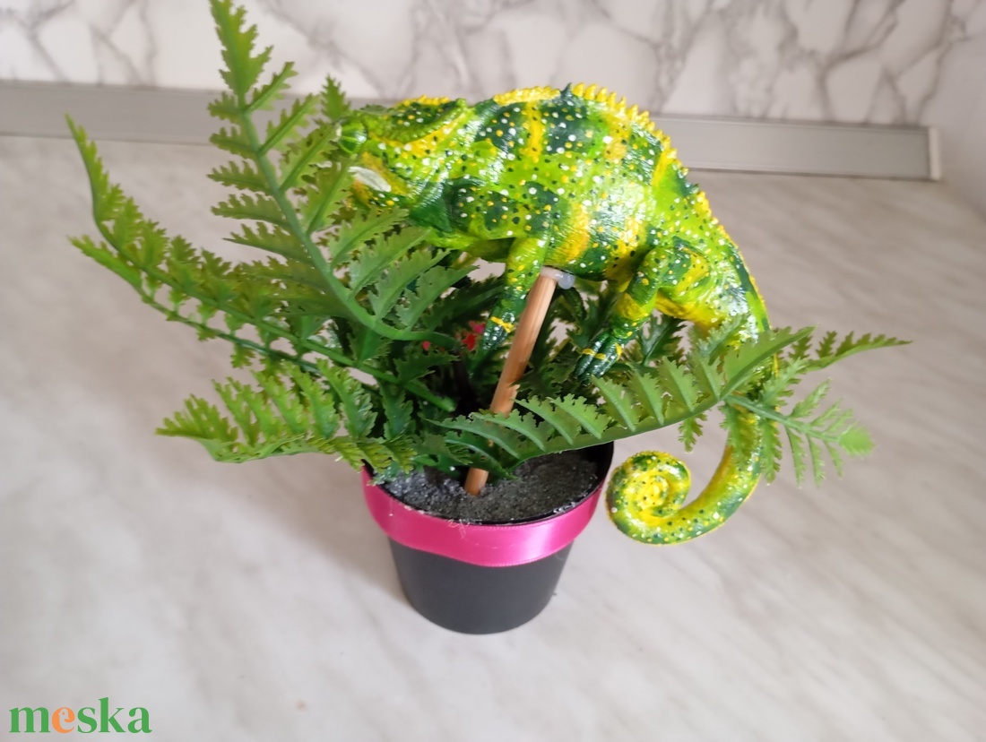 Egyedi, kézműves művirág cserépben Zöld Kaméleonos díszítéssel - otthon & életmód - dekoráció - asztal és polc dekoráció - florárium, terrárium - Meska.hu Egyedi, kézműves művirág cserépben Zöld Kaméleonos díszítéssel - otthon & életmód - dekoráció - asztal és polc dekoráció - florárium, terrárium - Meska.hu