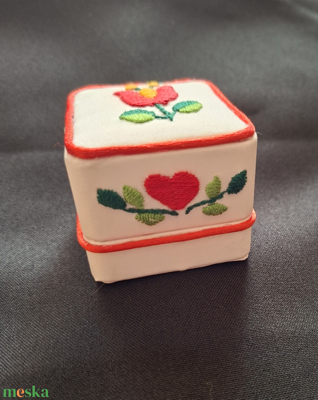 Gyűrűtartó - esküvő - ékszer - karikagyűrű - Meska.hu