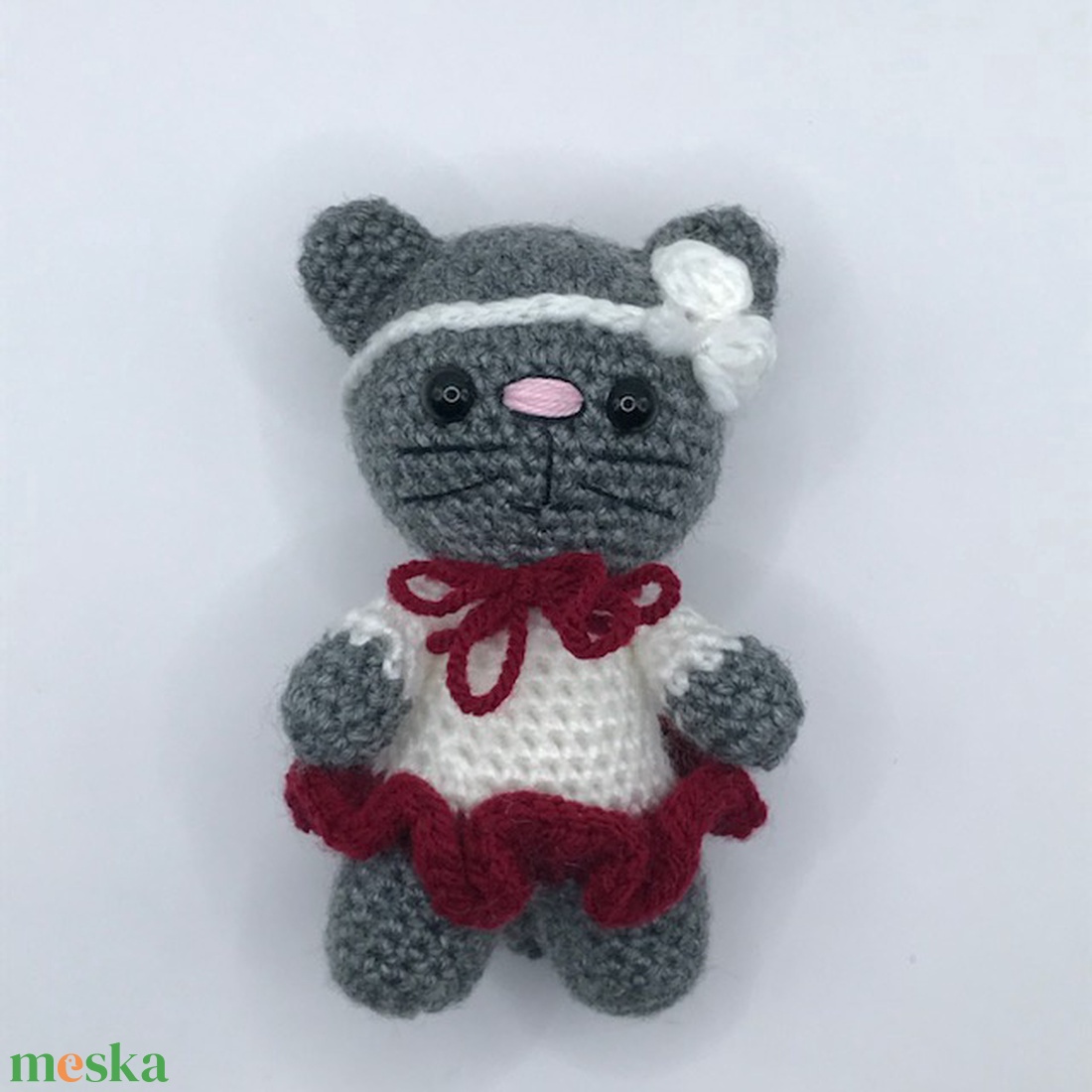 Cica lány masnival,  piros szoknyában - játék & sport - plüssállat & játékfigura - cica - Meska.hu