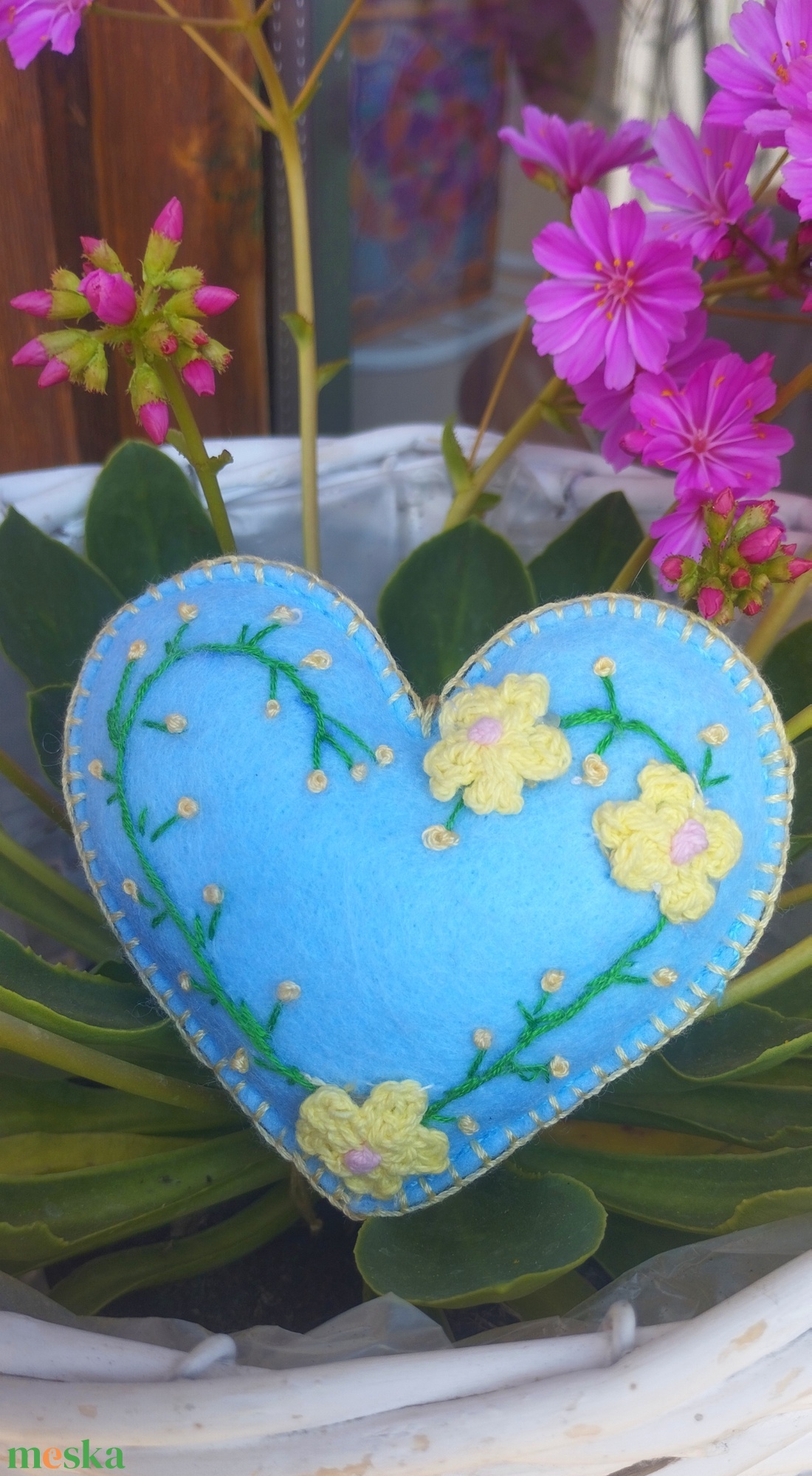 Anyák napi hímzett szívecske  - kellékek & szerszámok - dekorációs kellékek - dekorfenyő - Meska.hu