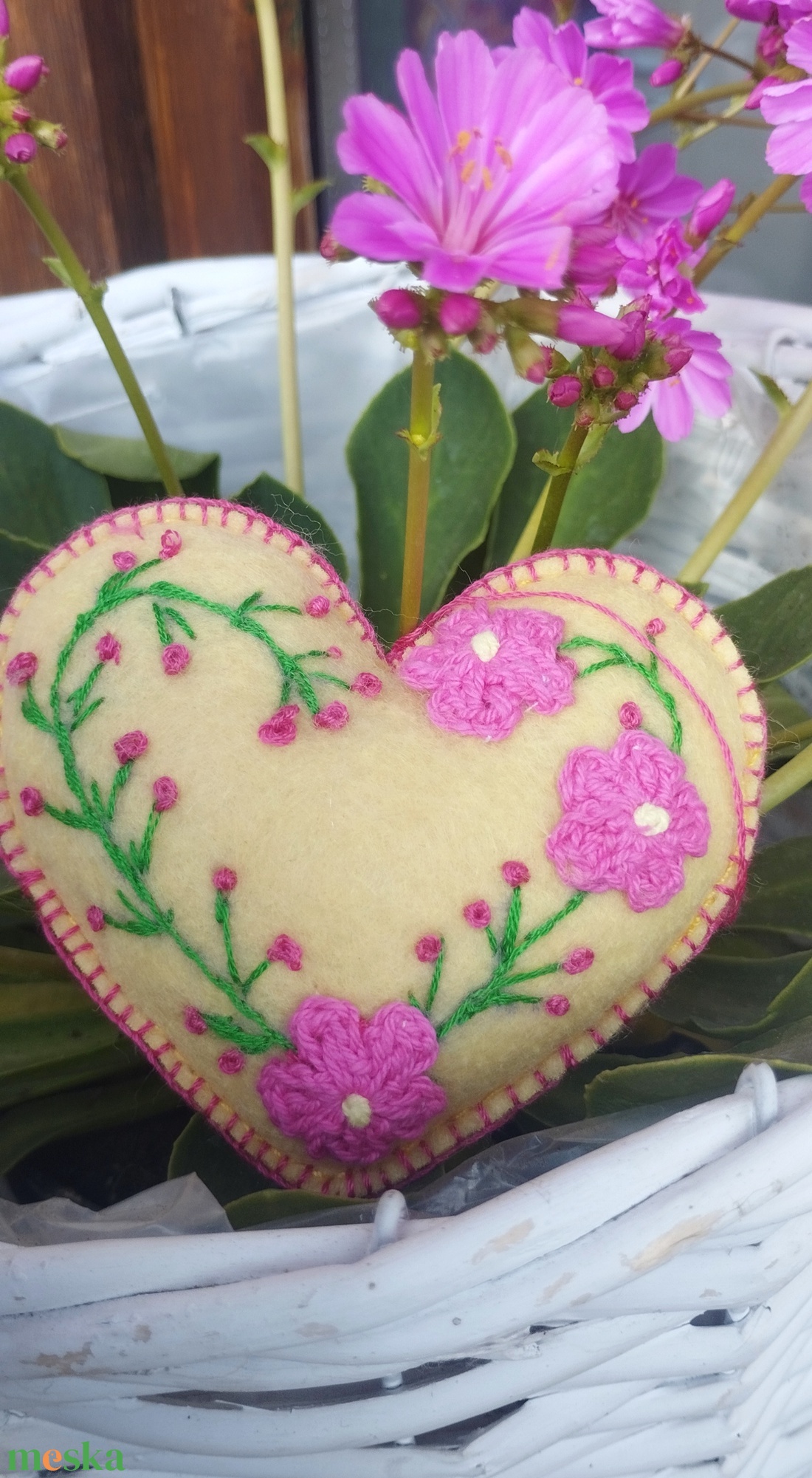 Anyák napi hímzett szívecske  - kellékek & szerszámok - dekorációs kellékek - dekorfenyő - Meska.hu