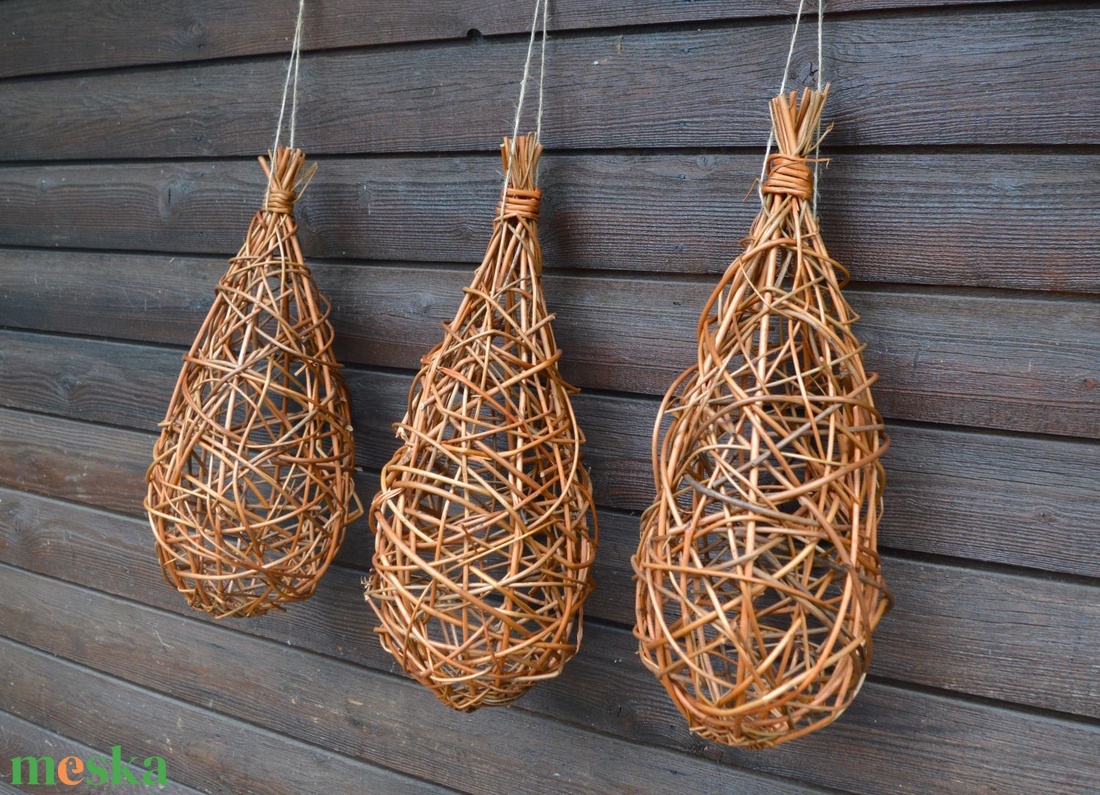 Mű darázsfészkek hántolt fűzvesszőből - otthon & életmód - ház & kert - kerti dísz - Meska.hu
