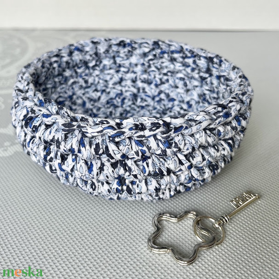 Kézzel horgolt kosár különleges pasztell fonalból - kulcstartó, ékszertartó, papírzsepkendőtartó, vagy reggelihez - otthon & életmód - tárolás & rendszerezés - tárolókosár - Meska.hu