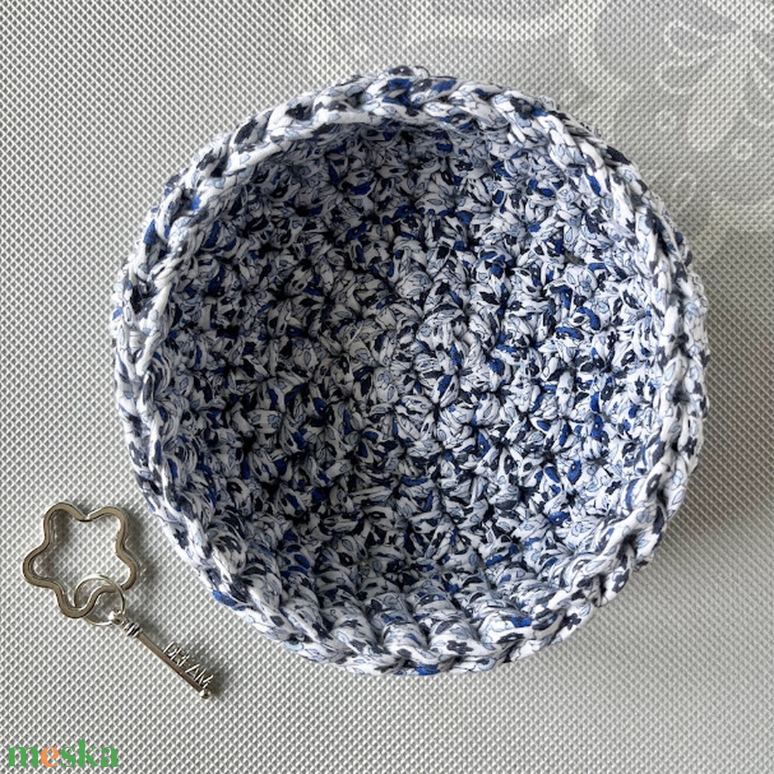 Kézzel horgolt kosár különleges pasztell fonalból - kulcstartó, ékszertartó, papírzsepkendőtartó, vagy reggelihez - otthon & életmód - tárolás & rendszerezés - tárolókosár - Meska.hu