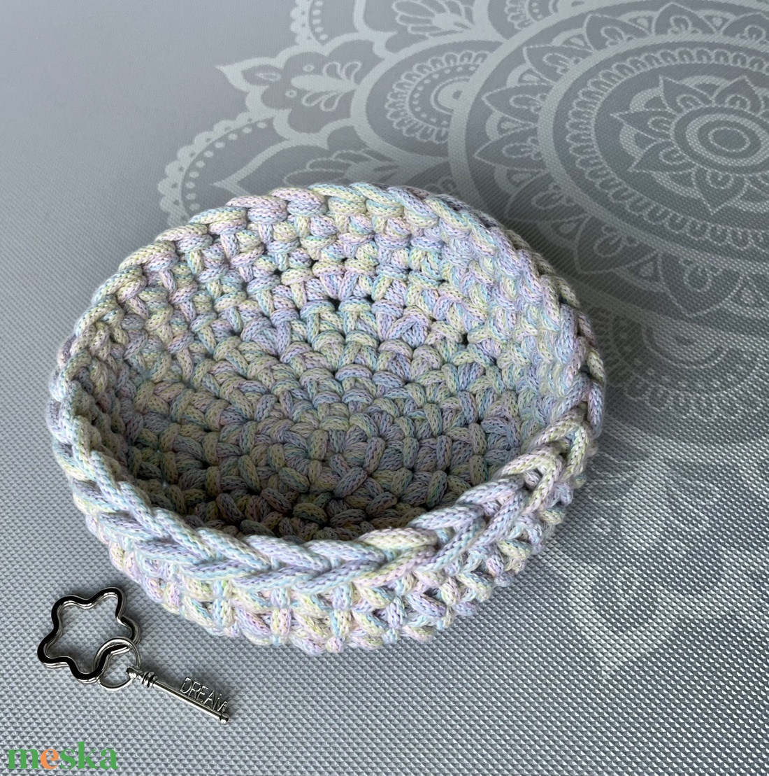 Kézzel horgolt kosár különlegesen nyomtatott fonalból - kulcstartó, ékszertartó, papírzsepkendőtartó, vagy reggelihez - otthon & életmód - tárolás & rendszerezés - tárolókosár - Meska.hu