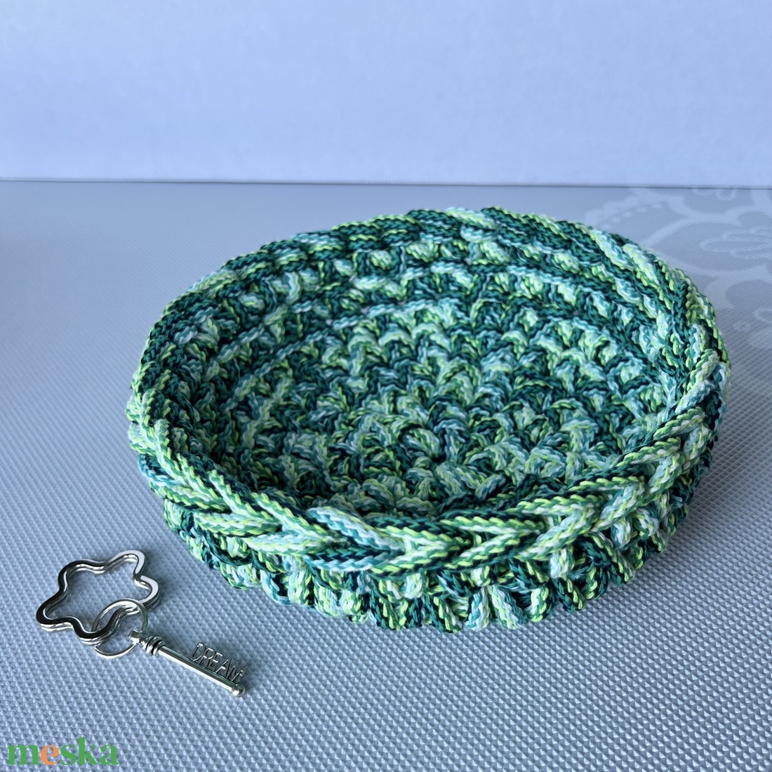 Kézzel horgolt kosár különleges színes fonalból - kulcstartó, ékszertartó, papírzsepitartó, szemüvegtartó, és reggelihez - otthon & életmód - tárolás & rendszerezés - tárolókosár - Meska.hu