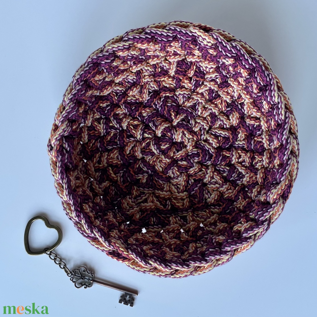 Kézzel horgolt kosár különleges színes fonalból - kulcstartó, ékszertartó, papírzsepitartó, szemüvegtartó, és reggelihez - otthon & életmód - tárolás & rendszerezés - tárolókosár - Meska.hu