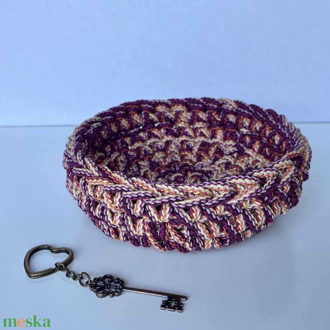 Kézzel horgolt kosár különleges színes fonalból - kulcstartó, ékszertartó, papírzsepitartó, szemüvegtartó, és reggelihez - otthon & életmód - tárolás & rendszerezés - tárolókosár - Meska.hu