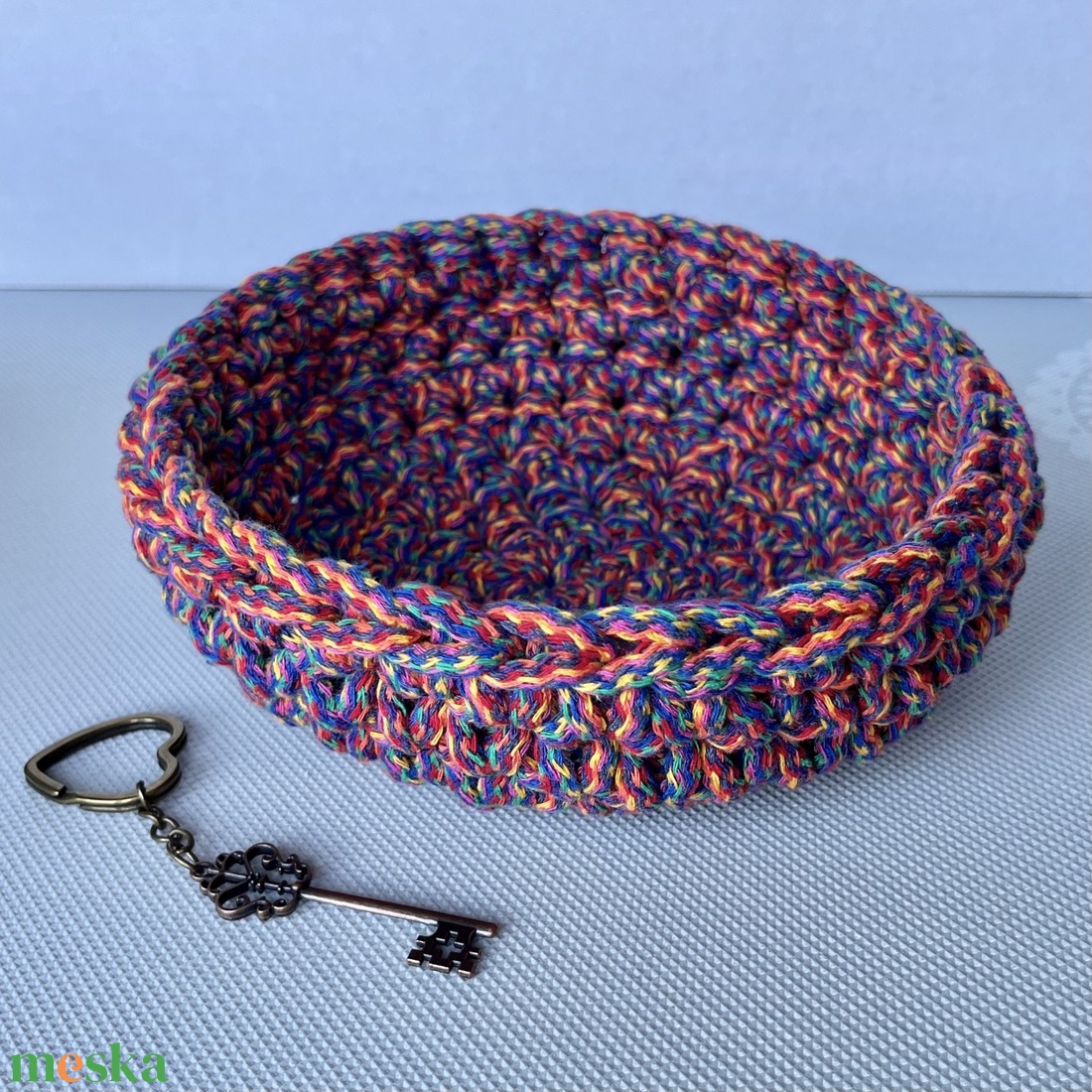 Kézzel horgolt kosár különleges színes fonalból - kulcstartó, ékszertartó, papírzsepitartó, szemüvegtartó, és reggelihez - otthon & életmód - tárolás & rendszerezés - tárolókosár - Meska.hu