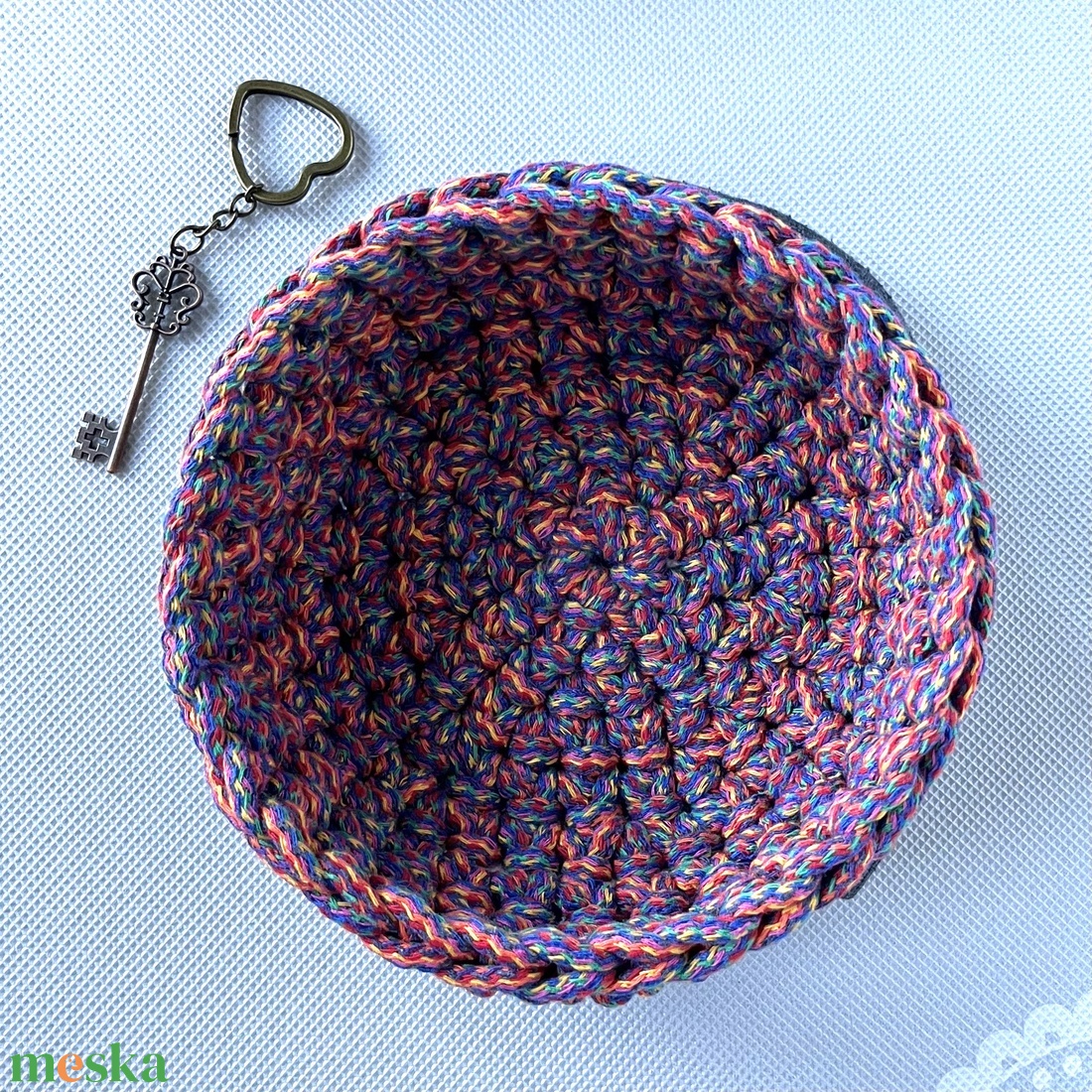 Kézzel horgolt kosár különleges színes fonalból - kulcstartó, ékszertartó, papírzsepitartó, szemüvegtartó, és reggelihez - otthon & életmód - tárolás & rendszerezés - tárolókosár - Meska.hu