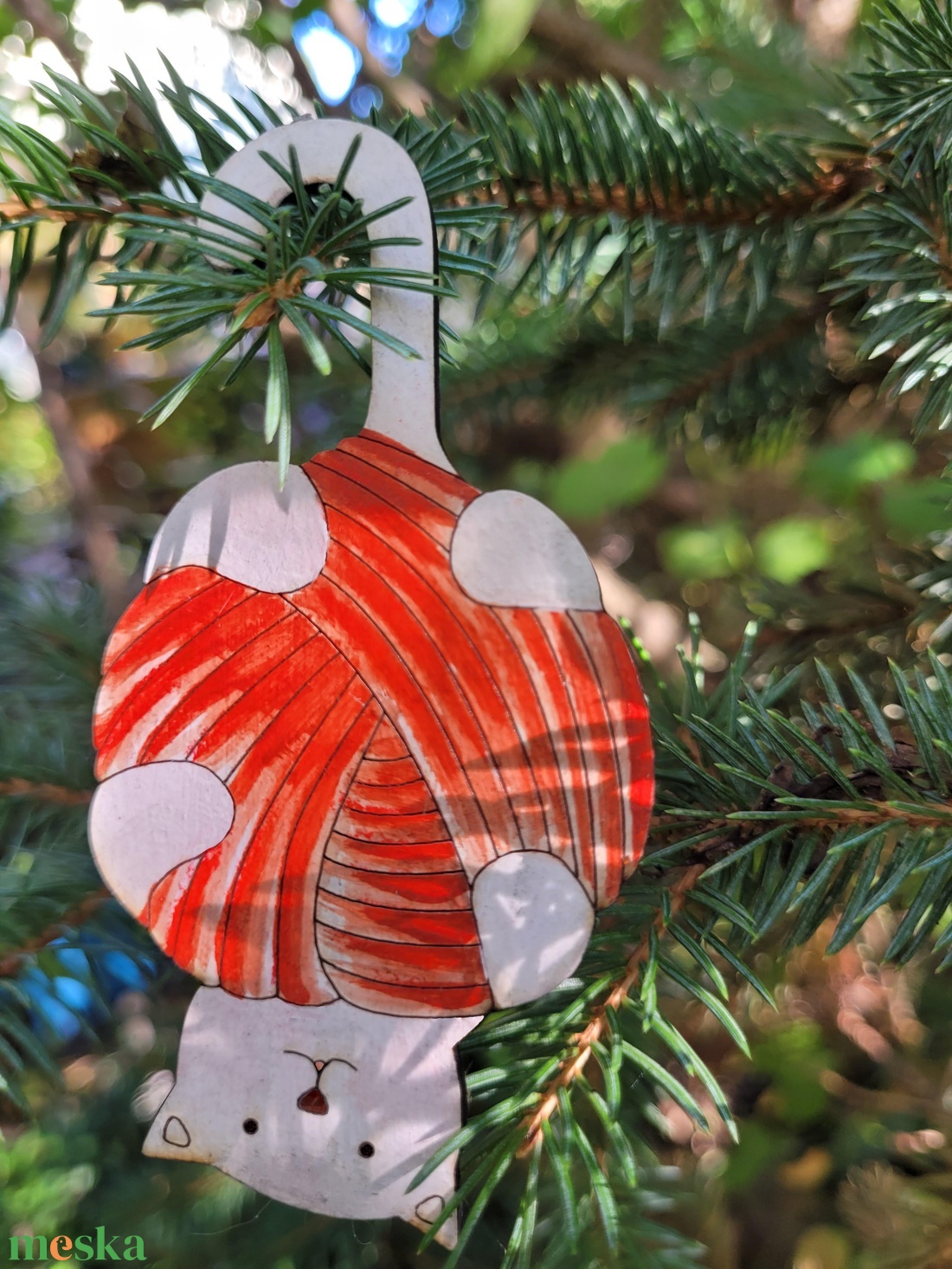Cica gombolyaggal - kézzel festett karácsonyfadísz és ajándékjelölő - karácsony - karácsonyi lakásdekoráció - karácsonyfadíszek - Meska.hu Cica gombolyaggal - kézzel festett karácsonyfadísz és ajándékjelölő - karácsony - karácsonyi lakásdekoráció - karácsonyfadíszek - Meska.hu
