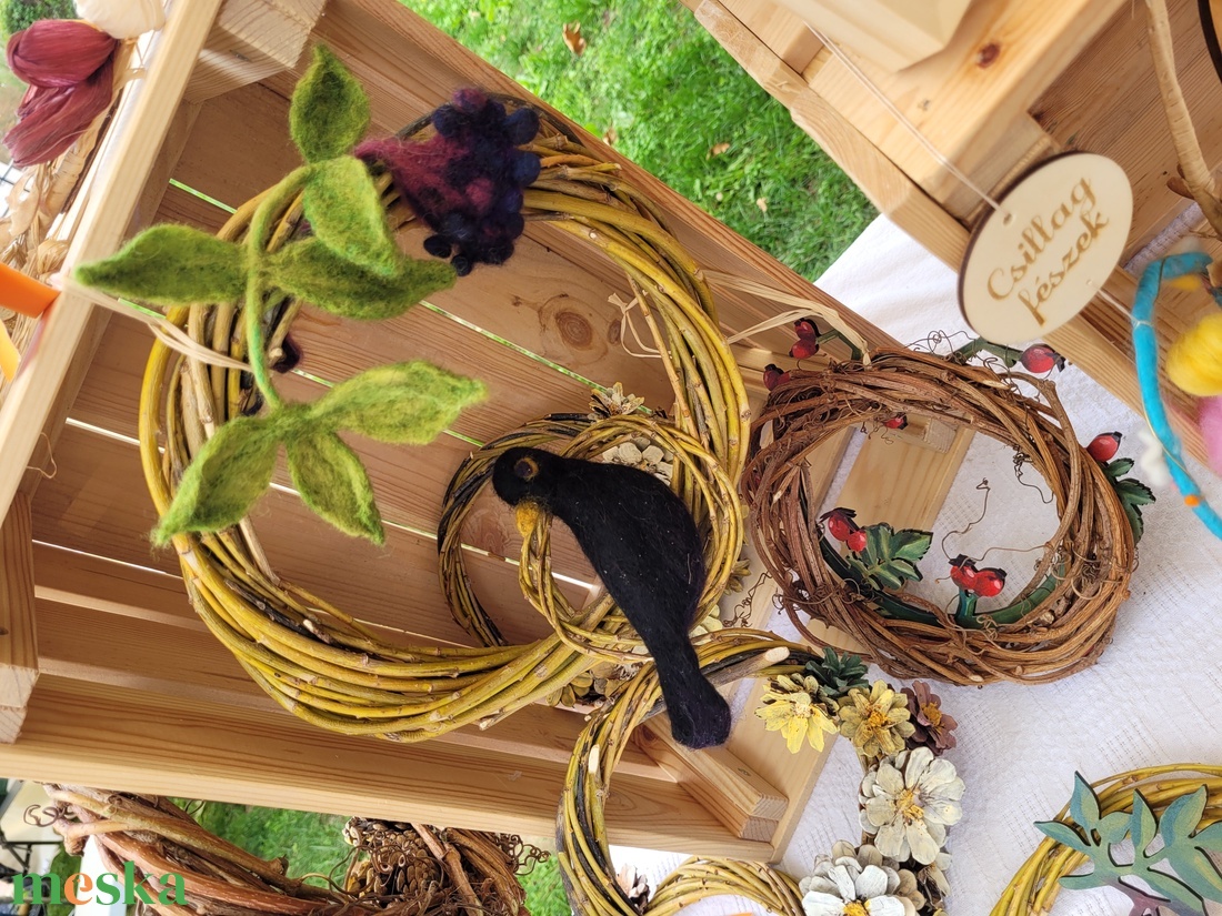 Vadszőlő koszorú nemezelt feketerigóval � természetes ajtódísz fészekkel, 20 cm - otthon & életmód - dekoráció - ajtó- és ablak dekoráció - ajtódísz & kopogtató - Meska.hu