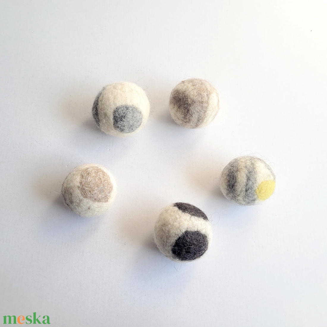 Természetes nemez macskajáték diócsörgővel � kézműves gyapjú labda cicáknak (4�7 cm) - otthon & életmód - kisállatoknak - cicáknak & macskáknak - Meska.hu