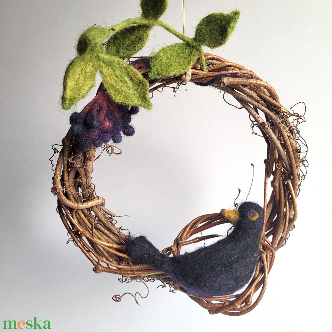 Vadszőlő koszorú nemezelt feketerigóval � természetes ajtódísz fészekkel, 20 cm - otthon & életmód - dekoráció - ajtó- és ablak dekoráció - ajtódísz & kopogtató - Meska.hu
