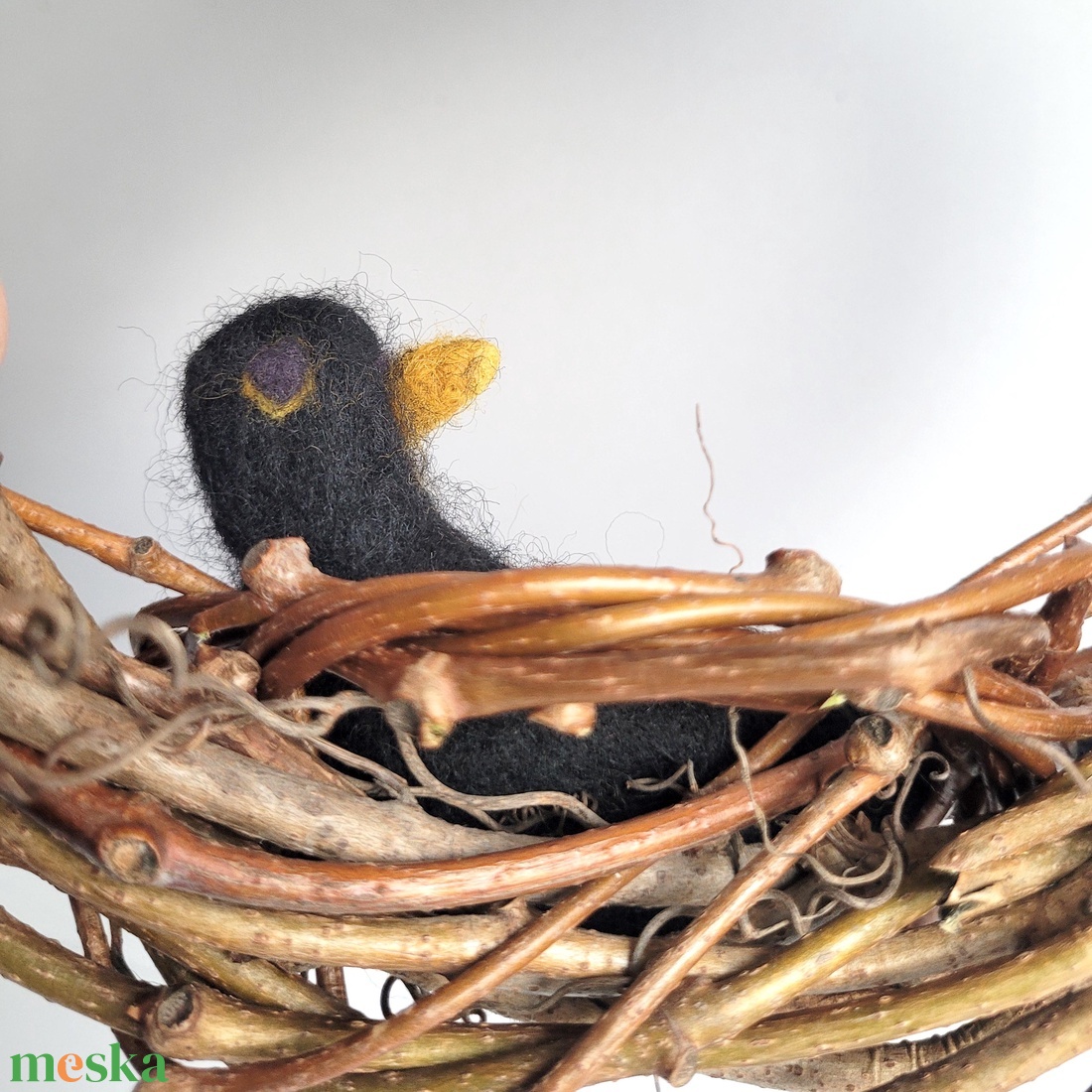 Vadszőlő koszorú nemezelt feketerigóval � természetes ajtódísz fészekkel, 20 cm - otthon & életmód - dekoráció - ajtó- és ablak dekoráció - ajtódísz & kopogtató - Meska.hu