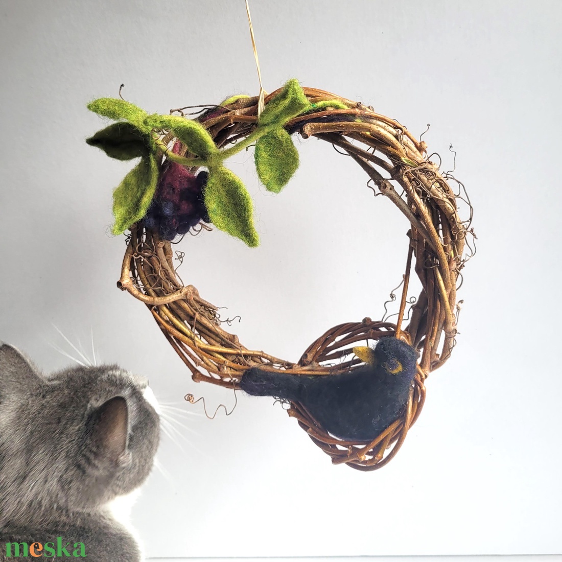 Vadszőlő koszorú nemezelt feketerigóval � természetes ajtódísz fészekkel, 20 cm - otthon & életmód - dekoráció - ajtó- és ablak dekoráció - ajtódísz & kopogtató - Meska.hu
