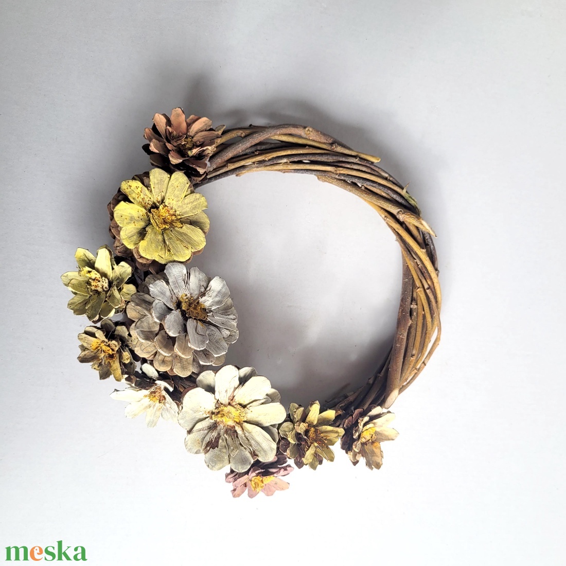 Természetes ajtódísz pasztell fenyőtoboz virágokkal � Isten hozott, 25 cm - otthon & életmód - dekoráció - ajtó- és ablak dekoráció - ajtódísz & kopogtató - Meska.hu