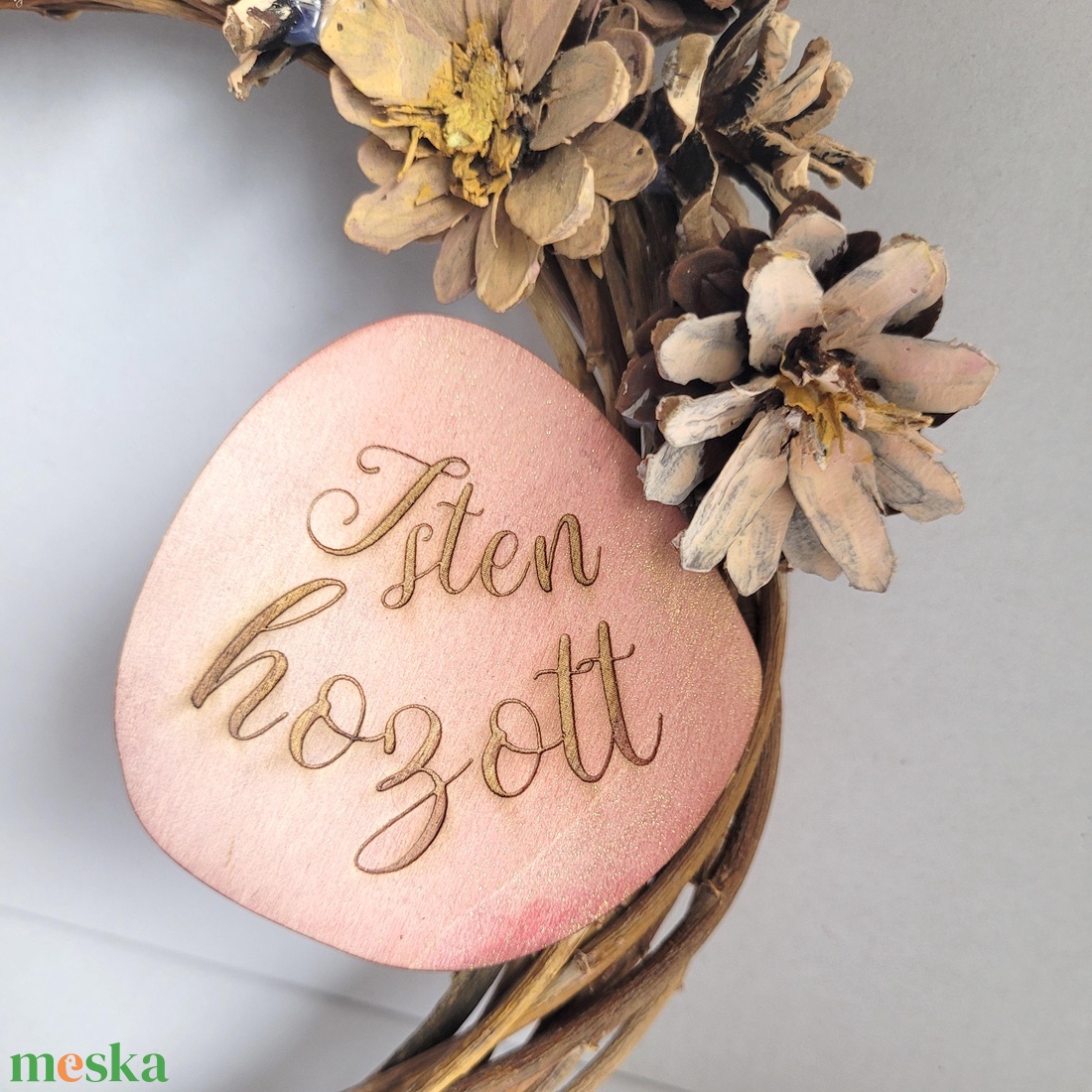 Természetes ajtódísz pasztell fenyőtoboz virágokkal � Isten hozott, 25 cm - otthon & életmód - dekoráció - ajtó- és ablak dekoráció - ajtódísz & kopogtató - Meska.hu