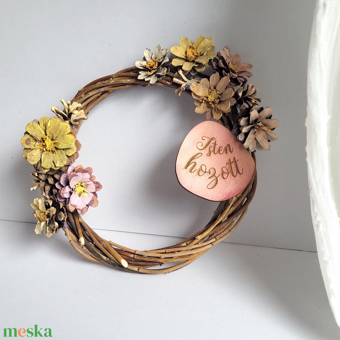 Természetes ajtódísz pasztell fenyőtoboz virágokkal � Isten hozott, 25 cm - otthon & életmód - dekoráció - ajtó- és ablak dekoráció - ajtódísz & kopogtató - Meska.hu