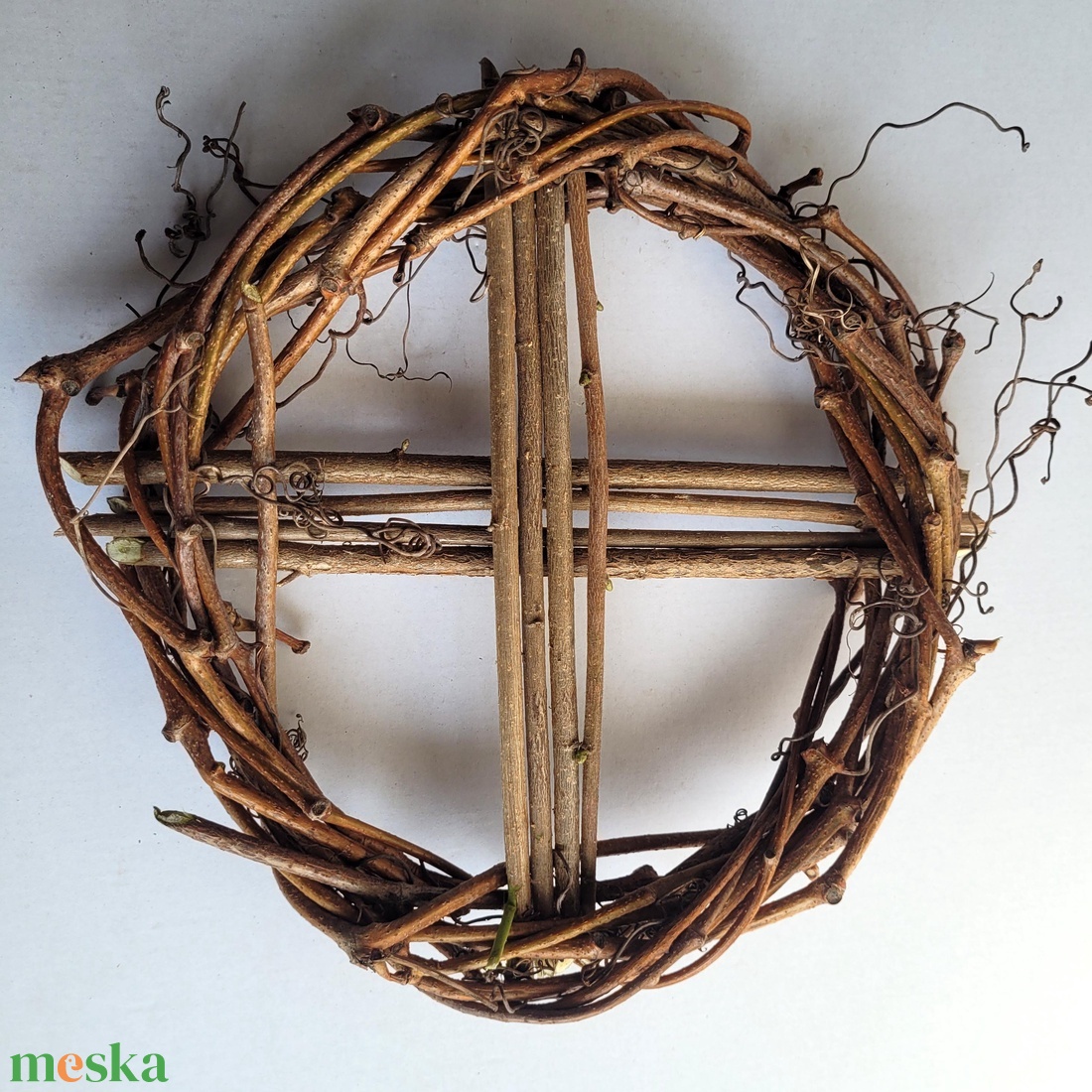 Kézműves adventi koszorú alap vadszőlőből és mogyorófaágból � körkereszt szimbólummal (25�28 cm) - karácsony - adventi díszek - adventi koszorú - Meska.hu